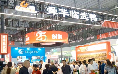 VLOG直擊長(zhǎng)沙農(nóng)博會(huì)：記者組團(tuán)打卡，舜華臨武鴨圈粉無(wú)數(shù)